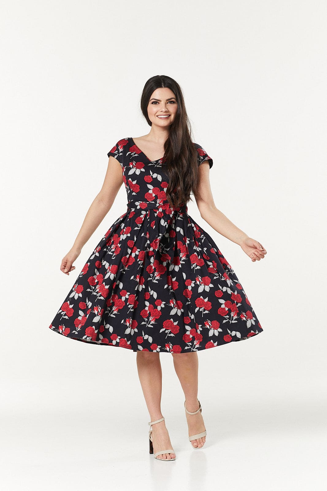 Gigi – Figurbetontes, ausgestelltes Midi-Swing-Kleid mit Rosen-Print und V-Ausschnitt