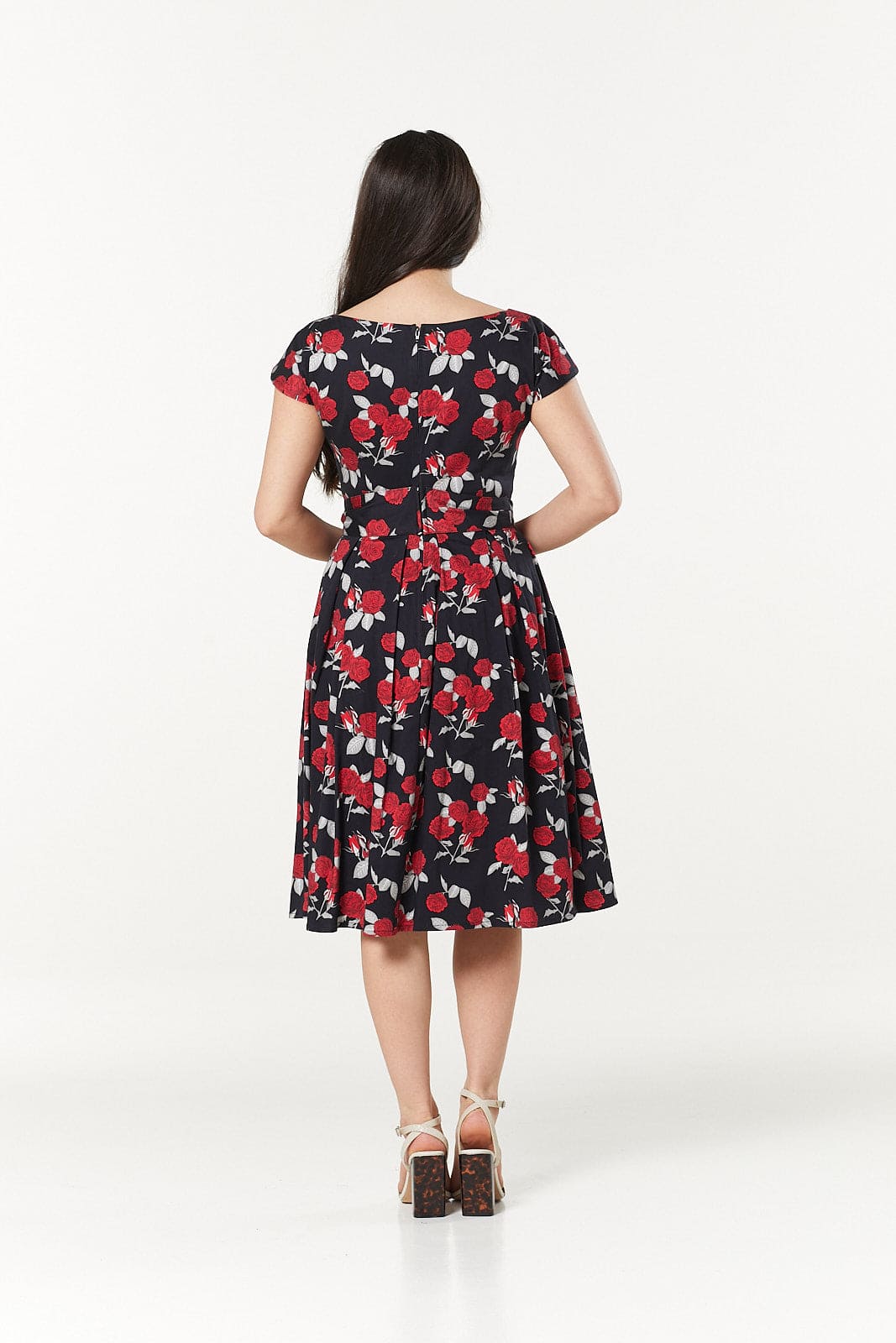 Gigi – Figurbetontes, ausgestelltes Midi-Swing-Kleid mit Rosen-Print und V-Ausschnitt