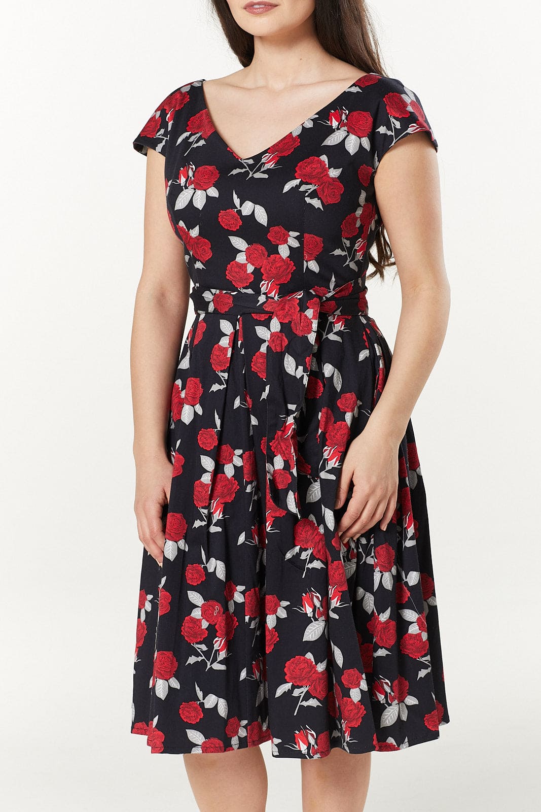 Gigi – Figurbetontes, ausgestelltes Midi-Swing-Kleid mit Rosen-Print und V-Ausschnitt