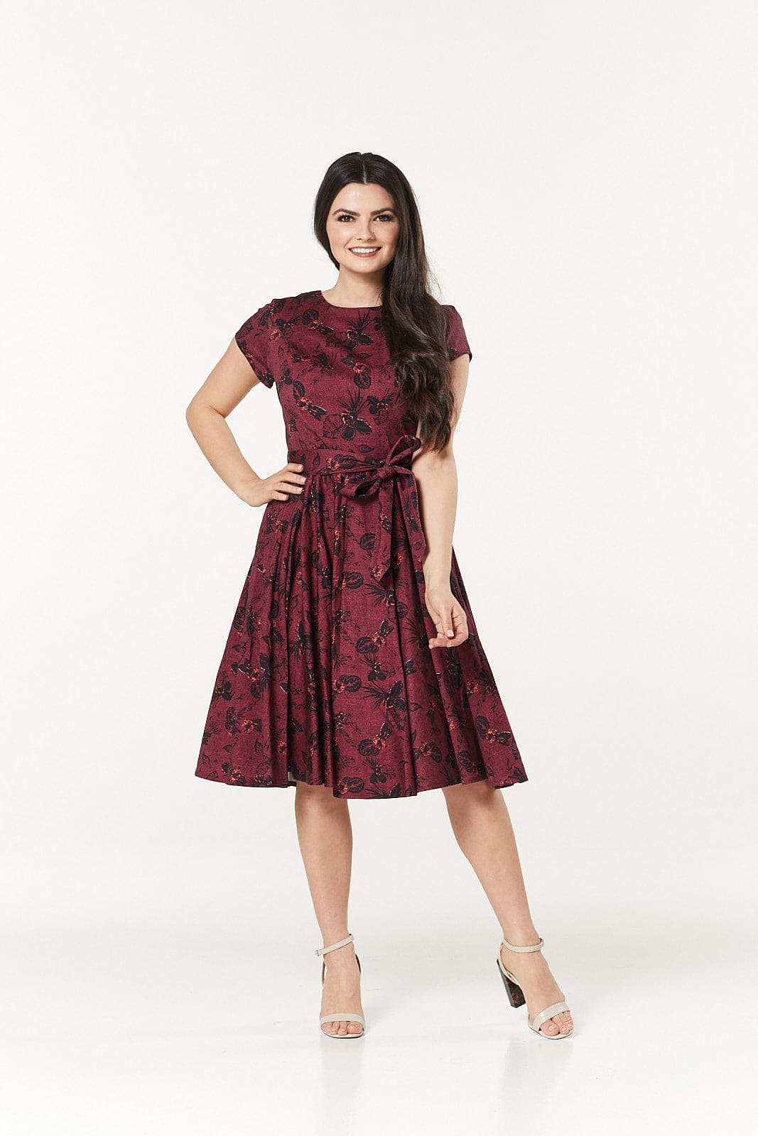 Fit and Flare – Trixie – Midi-Swing-Kleid mit dunklem Blumenmuster und Flügelärmeln