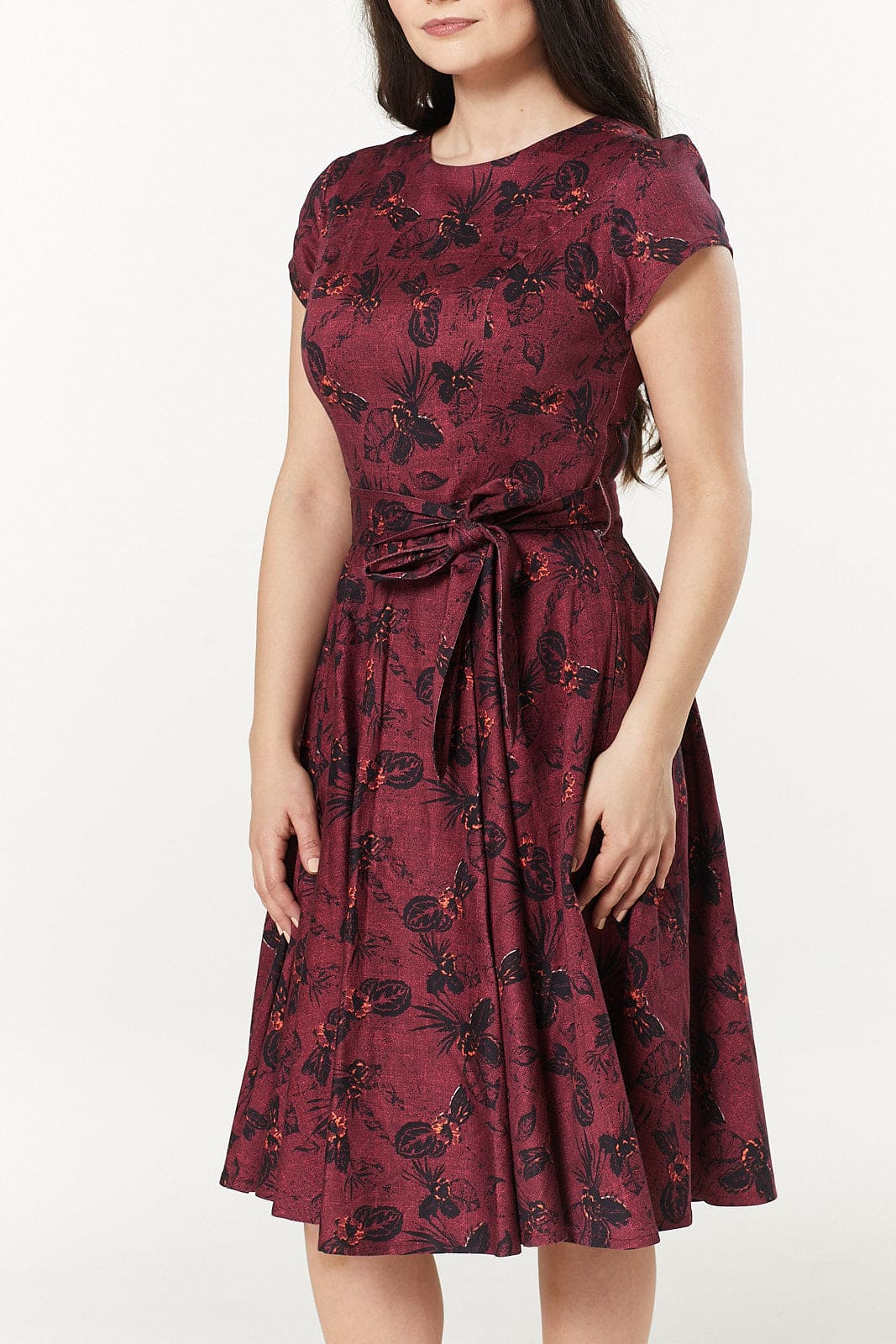 Fit and Flare – Trixie – Midi-Swing-Kleid mit dunklem Blumenmuster und Flügelärmeln